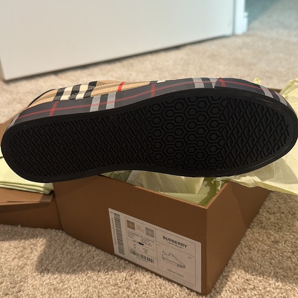 Burberry BNIB size 37 EUR slip on sneakers - Picture 4 of 8